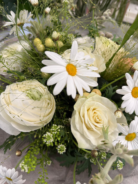 il bouquet rose bianche e margherite - fiori naturali