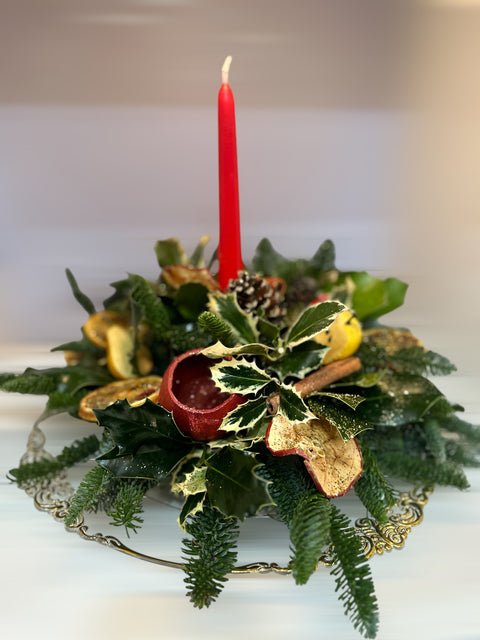 Centrotavola natalizio agrifoglio e pino