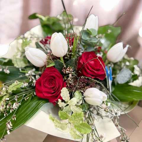 il bouquet rose rosse e tulipani - fiori naturali