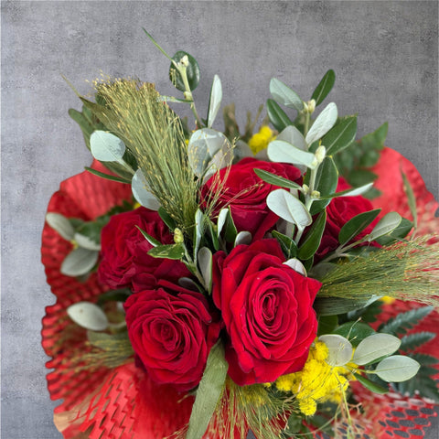 Rose rosse e mimosa - festa della donna