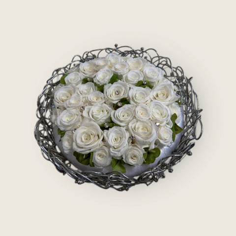 Bouquet piatto con struttura moderna - rose stabilizzate e swarovski