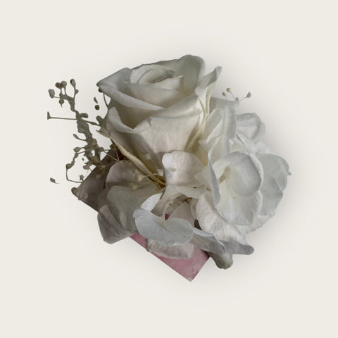 Fiore all'occhiello - rosa bianca e ortensia