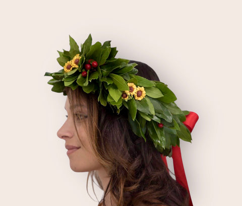 Coroncina di alloro con bacche e piccoli girasoli