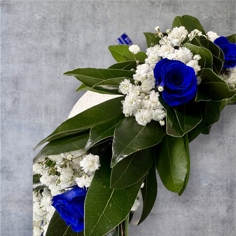 Coroncina di alloro con rose blu stabilizzate