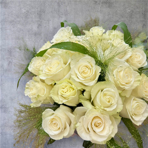 18 rose bianche nella scatola sorpresa