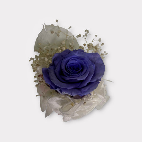 Fiore all'occhiello violetto