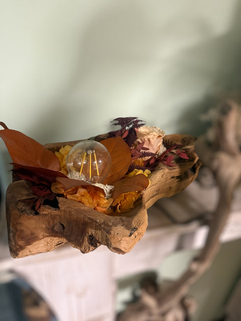 Lampada su legno con rosa stabilizzata