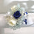 Braccialetto damigella – rose bianche e blu stabilizzate