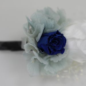 Fiore all'occhiello blu - rosa stabilizzata bianca e blu