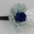 Fiore all'occhiello blu - rosa stabilizzata bianca e blu
