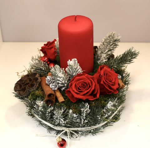 Centrotavola - rose rosse stabilizzate e candela - Natale 2025
