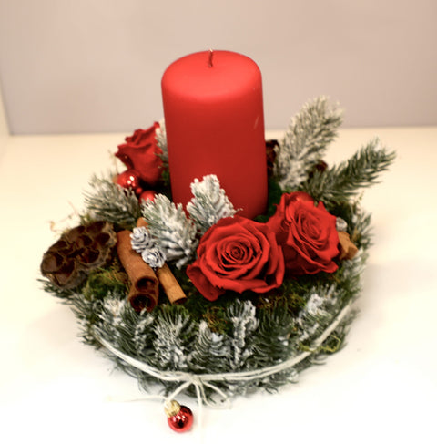 Centrotavola - rose rosse stabilizzate e candela - Natale 2025